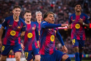 FC Barcelona vence dérbi e consolida liderança com sete triunfos seguidos