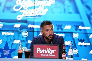 Farioli elogia Mourinho e garante que FC Porto está preparado para "vários cenários" no clássico