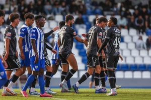Vitória vence particular com reviravolta de Nélson Oliveira