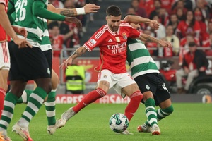 Golos de João Neves e Tengstedt, para lá do minuto 90, garantem vitória do Benfica no dérbi