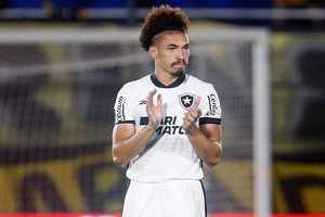 Textor aplica primeiro "desfalque" a Lage: Lucas Perri e Adryelson a caminho do Lyon