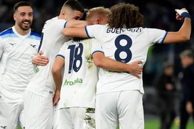 Lazio resiste a duas expulsões e ganha em Parma