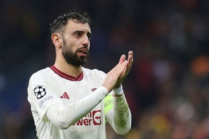 Bruno Fernandes marca e assiste, mas United fica perto da eliminação da 'Champions'