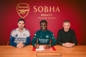Futebolista Bukayo Saka renova com contrato de longa duração pelo Arsenal