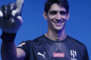 OFICIAL: Guarda-redes marroquino Bono reforça Al Hilal de Jorge Jesus