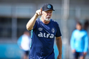 Mano Menezes apresentado no Grêmio 20 anos após primeira passagem
