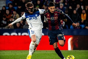 Levante de Luís Castro vence Alavés e aproxima-se da permanência