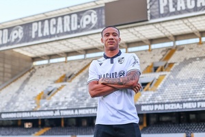 OFICIAL: Extremo nigeriano Clinton Udeh é reforço do Vitória de Guimarães até 2026
