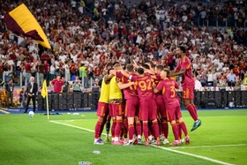 Roma iguala Napoli e pressiona pódio após vitória tranquila