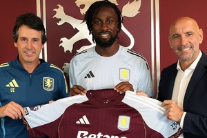 OFICIAL: Guessand deixa Nice antes do Benfica e assina pelo Aston Villa