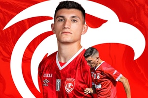 Avançado João Costa renova pelo Santa Clara até 2028