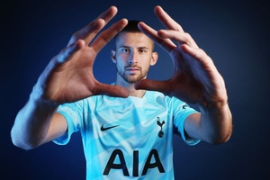OFICIAL: Guarda-redes internacional italiano Guglielmo Vicario contratado pelo Tottenham