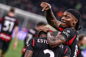 AC Milan vence dérbi e aproxima-se do Inter na liderança