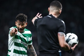 Luis Suárez suspenso por um jogo após gesto no clássico