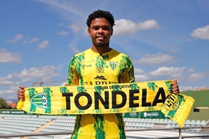 OFICIAL: Central Lucas Mezenga chega ao Tondela por empréstimo do Botafogo