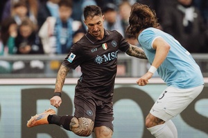 Campeão Nápoles vence no terreno da Lazio em jogo com três expulsões