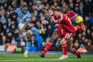 Manchester City aproxima-se do líder Arsenal depois de vencer o campeão Liverpool