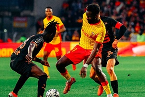 Lens bate Rennes com reviravolta e é líder provisório da Liga francesa