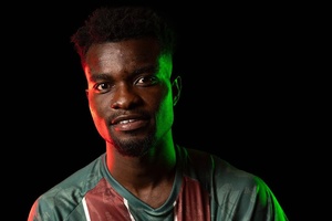 OFICIAL: Estrela da Amadora contrata jovem central ganês Semeu Commey ao Trofense