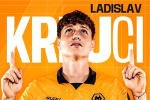 OFICIAL: Krejci reforça Wolves de Vítor Pereira com contrato até 2030