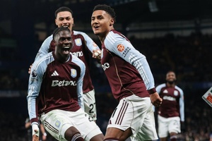 Aston Villa dá a volta e vence em casa do Chelsea com 'bis' de Ollie Watkins