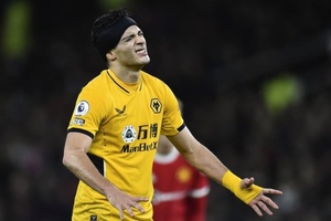 Raúl Jiménez lesiona-se e deixa 'órfão' ataque do Wolves por algumas semanas