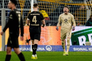 Dortmund vence com reviravolta e mantém-se a nove pontos do Bayern