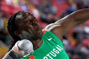 Mundiais de atletismo: Auriol Dongmo lança para as medalhas no peso