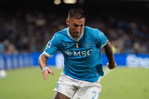 Nápoles sofre mas vence no último minuto e lidera o campeonato