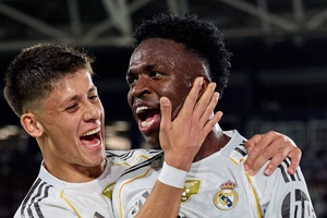 Real Madrid esmaga Levante e mantém arranque perfeito na Liga