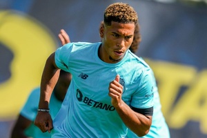 Danny Namaso regressa aos treinos do FC Porto e pode ser opção para o Barcelona