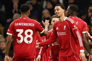 Liverpool sofre para vencer Tottenham que acabou jogo com nove