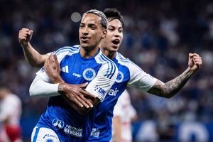 Cruzeiro de Jardim vence e 'cola-se' ao Flamengo