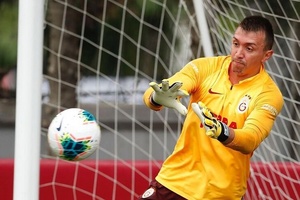 Fernando Muslera sofre fratura de tíbia e perónio