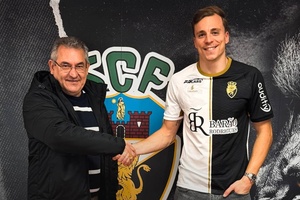 OFICIAL: Lateral Alex Pinto e médio esloveno Gal Kranjcic reforçam Farense