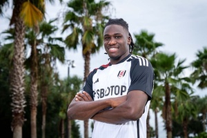 OFICIAL: Fulham de Marco Silva contrata defesa Calvin Bassey ao Ajax