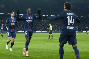 Paris Saint-Germain vence Paris FC e segue a um ponto do líder Lens