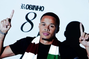 OFICIAL: Estrela da Amadora contrata médio brasileiro Robinho