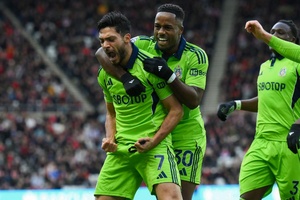 Fulham sobe ao top-10 com 'bis' de Raul Jiménez em vitória frente ao Sunderland