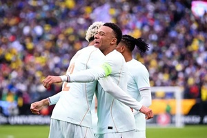 Mbappé marca e França supera expulsão para bater Brasil
