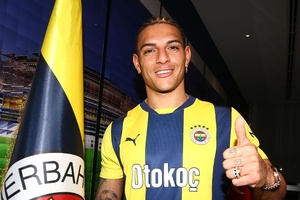 Mercado: Ex-FC Porto e Estoril reforça defesa de Mourinho no Fenerbahçe