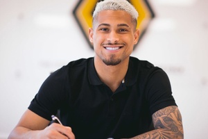João Gomes prolonga contrato e continua no Wolverhampton