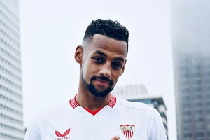 OFICIAL: Djibril Sow assina por cinco temporadas com o Sevilla