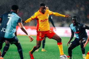 Lens regressa provisoriamente à liderança e volta a pressionar o PSG em França