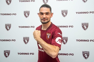 OFICIAL: Torino reforça defesa com internacional georgiano Saba Sazonov