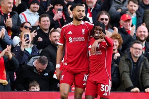 Liverpool vence West Ham, de Nuno Espírito Santo, e apanha Manchester United