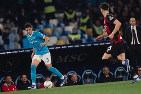 Napoli vence AC Milan e aproxima-se do Inter na liderança