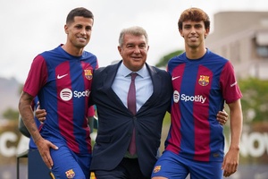 Laporta: "Queremos manter Félix e Cancelo e vamos iniciar negociações por eles em breve"