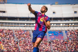 Barcelona vence e consolida liderança com golo de Araújo