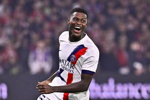 Golo de Nuno Mendes mantém PSG no topo da Liga francesa